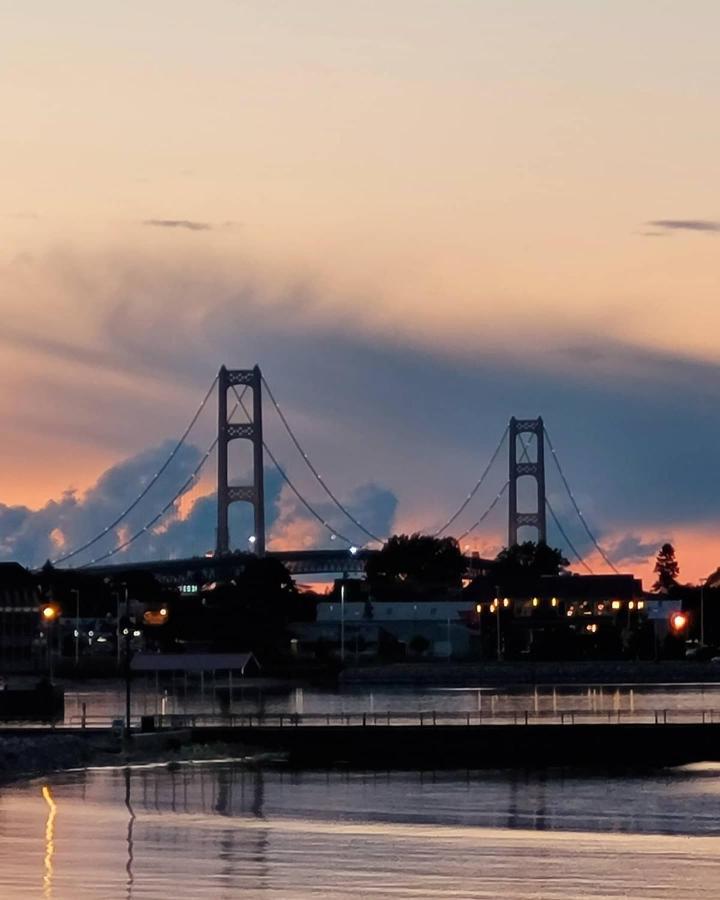 Mackinaw Beach And Bay Inn & Suites Mackinaw City Ngoại thất bức ảnh