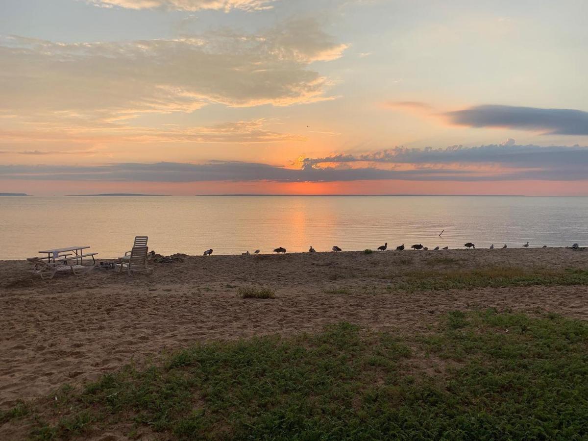 Mackinaw Beach And Bay Inn & Suites Mackinaw City Ngoại thất bức ảnh