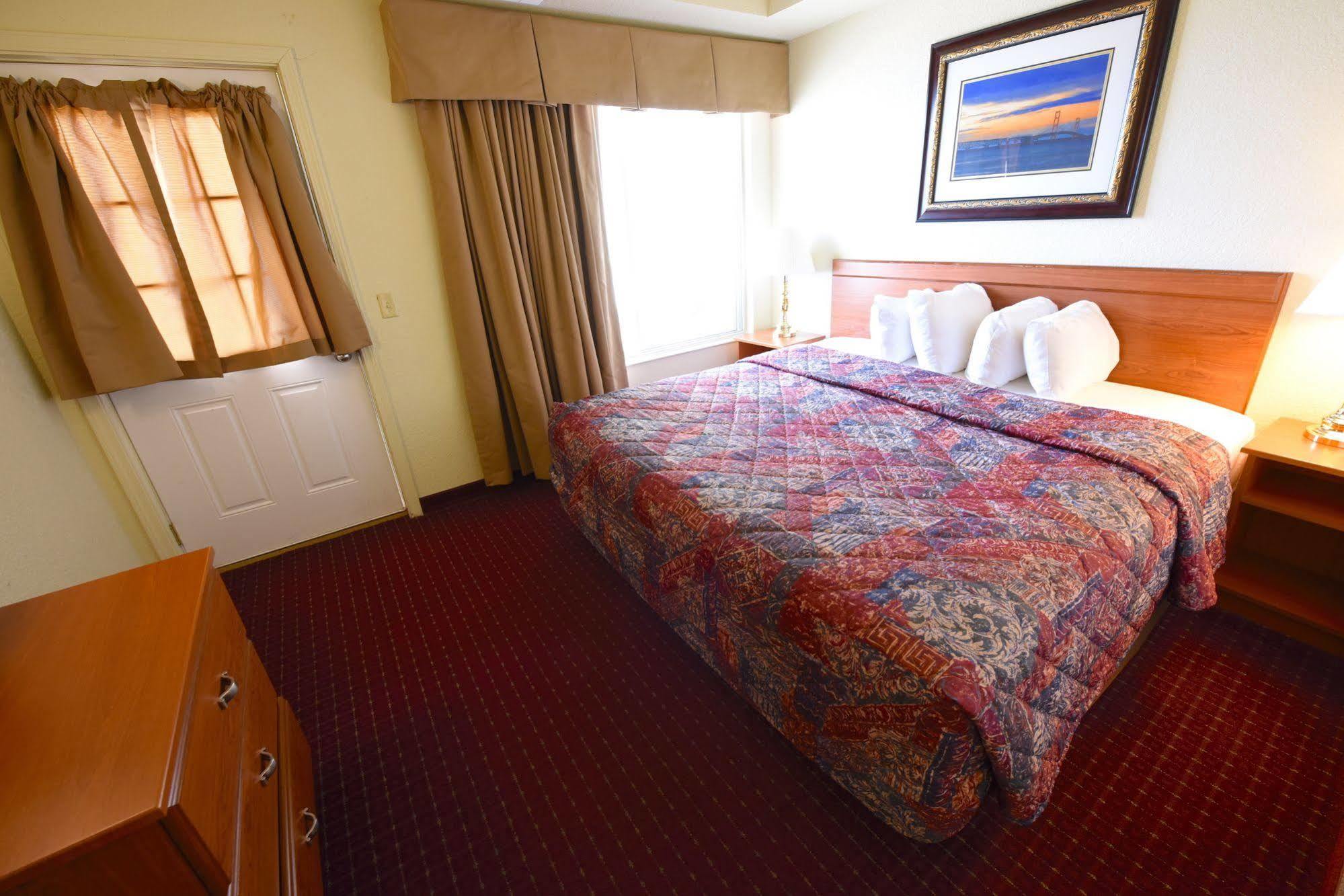 Mackinaw Beach And Bay Inn & Suites Mackinaw City Ngoại thất bức ảnh