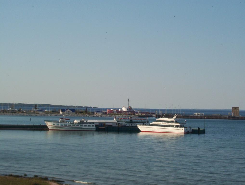 Mackinaw Beach And Bay Inn & Suites Mackinaw City Ngoại thất bức ảnh